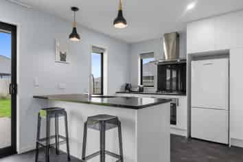 27 Lunn Crescent, LEESTON