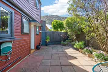 3B Pukatea Street, Eastbourne