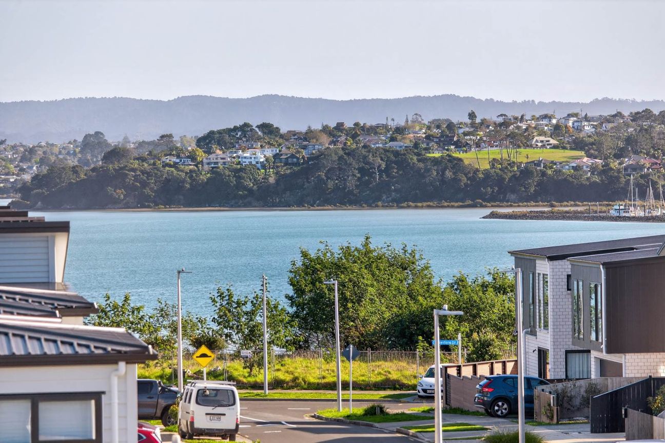 Apartment in Auckland, Coast Garden, Hobsonville - View 2