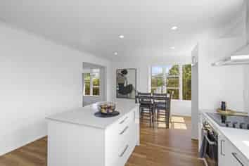 162 Queen Street West, Levin