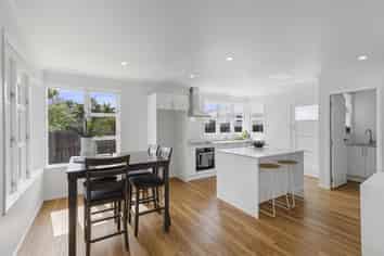 162 Queen Street West, Levin