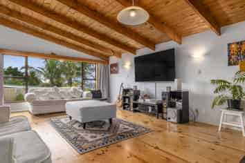 5 Miro Road, RAUMATI SOUTH