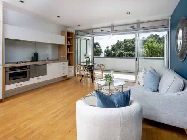 4/6 Beach Front Lane, Browns Bay