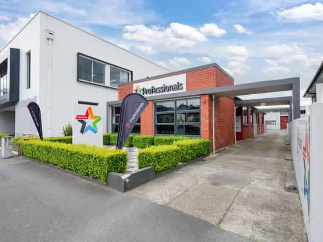 DRESS CIRCLE CBD OFFICE SUITE-WITH CARPARKING