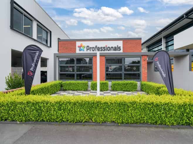 DRESS CIRCLE CBD OFFICE SUITE-WITH CARPARKING