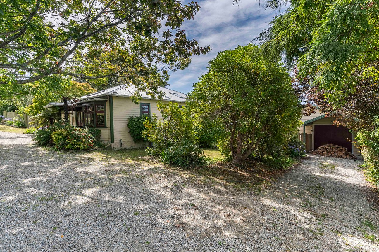 Classic 1920s home with space & views - Altro