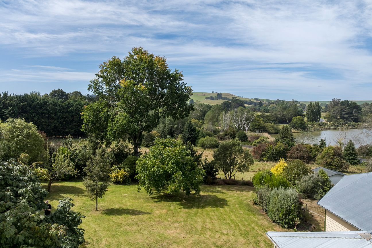 Classic 1920s home with space & views - Vista 5