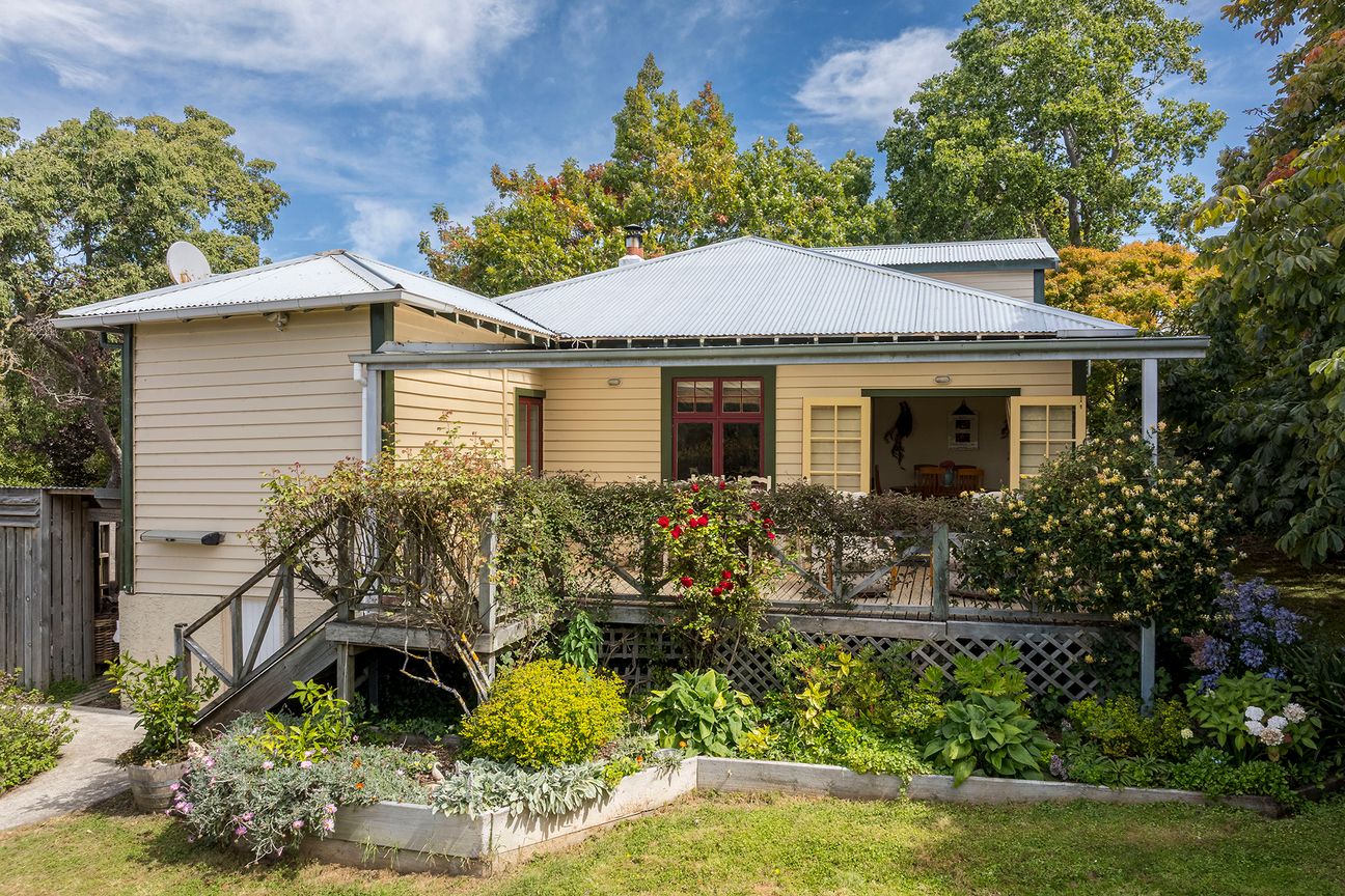 Classic 1920s home with space & views - Vista 2