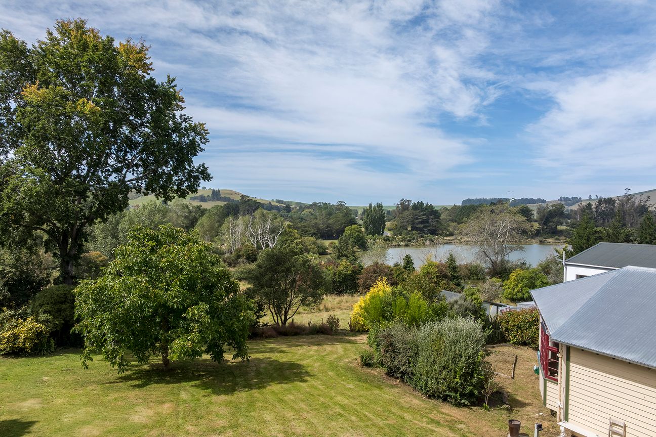 Classic 1920s home with space & views - Vista 4