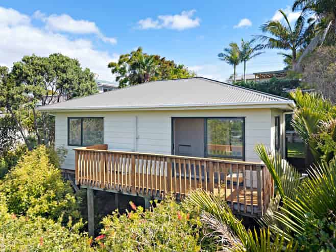 899 & 899A East Coast Road, Torbay