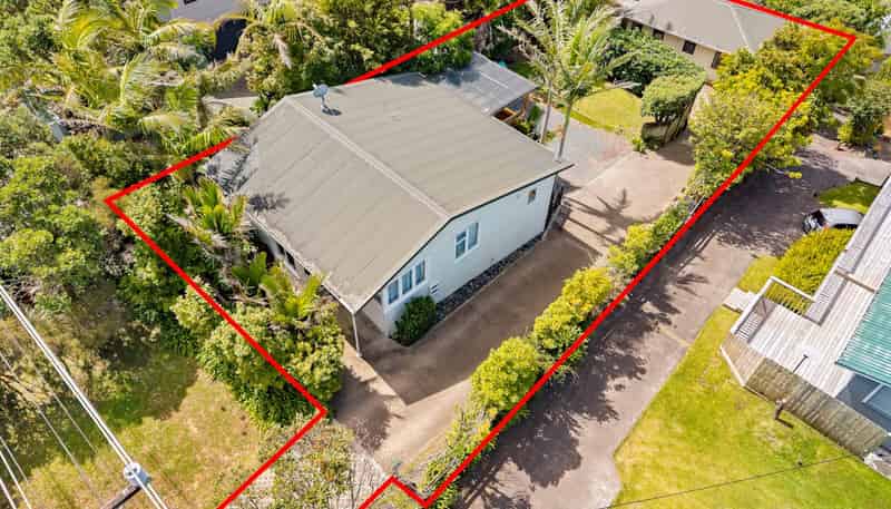 899 & 899A East Coast Road, Torbay