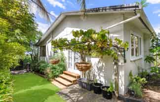 899 & 899A East Coast Road, Torbay