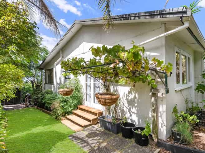 899 & 899A East Coast Road, Torbay