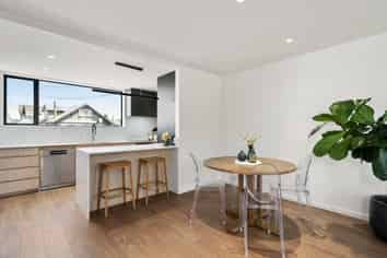 A/96 Apu Crescent, Lyall Bay