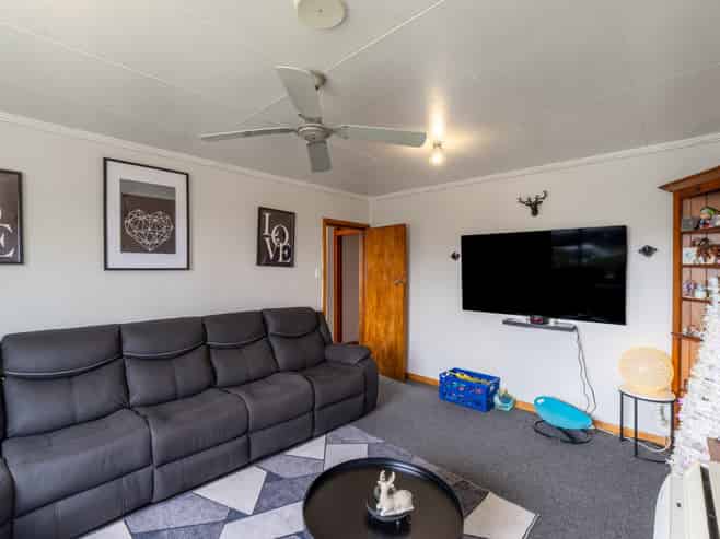 27 Tramway Road, Strathern