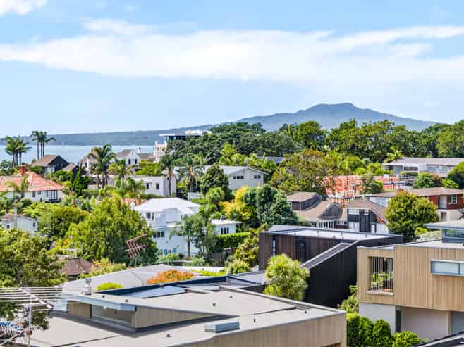 2/11 Hauraki Road, Hauraki