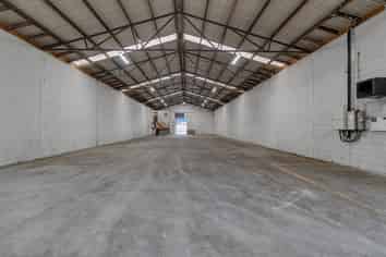 Cheap warehouse and yard 