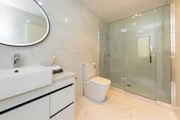 Granny/5 Rashni Road, Flat Bush