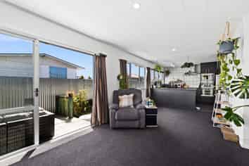 808 Ferguson Street, Akina