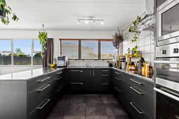 808 Ferguson Street, Akina