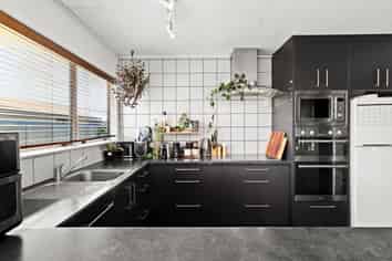 808 Ferguson Street, Akina