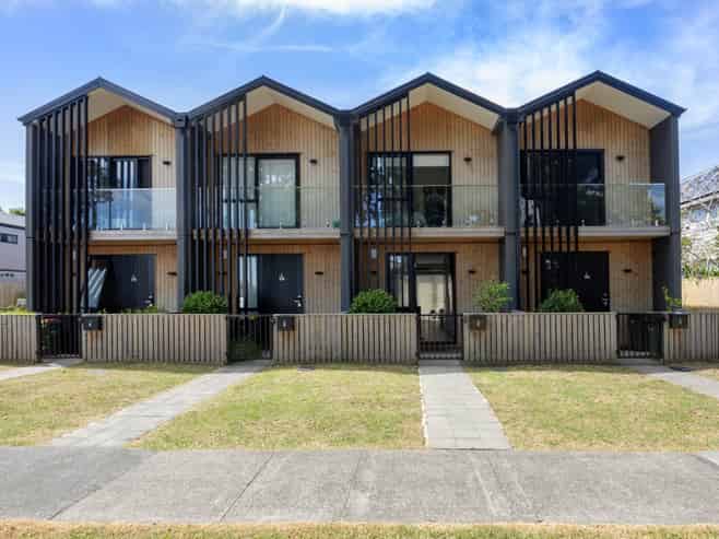 2/108 Beach Road, Te Atatu Peninsula