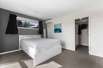 42 Fairfax Crescent, Pyes Pa