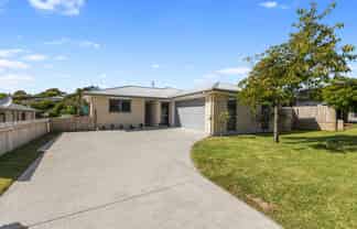 42 Fairfax Crescent, Pyes Pa