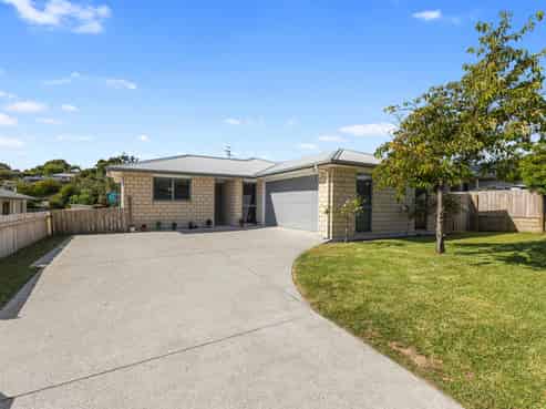 42 Fairfax Crescent, Pyes Pa