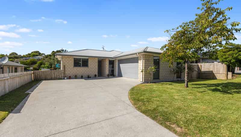 42 Fairfax Crescent, Pyes Pa