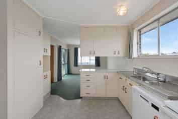 28 Churchill Avenue, Allenton