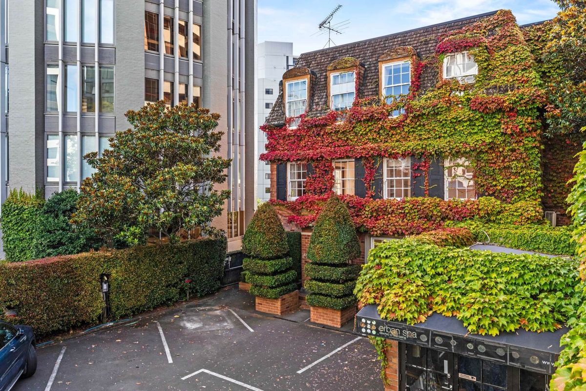 BEAUTIFUL RENOVATED SPACE IN THE CITY – pohled 2
