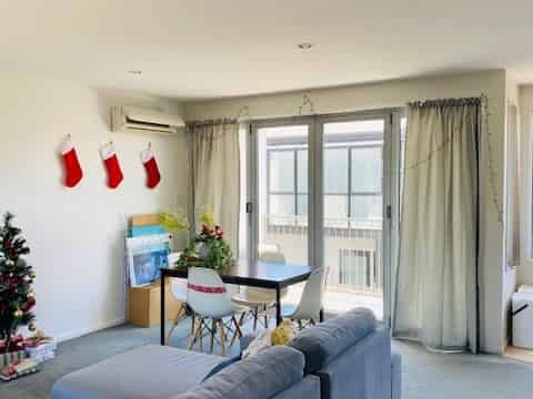 22D Packe Street, Edgeware