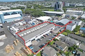 WAREHOUSE AND OFFICE 1KM FROM MOTORWAY
