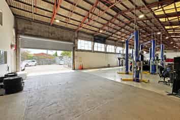 WAREHOUSE AND OFFICE 1KM FROM MOTORWAY
