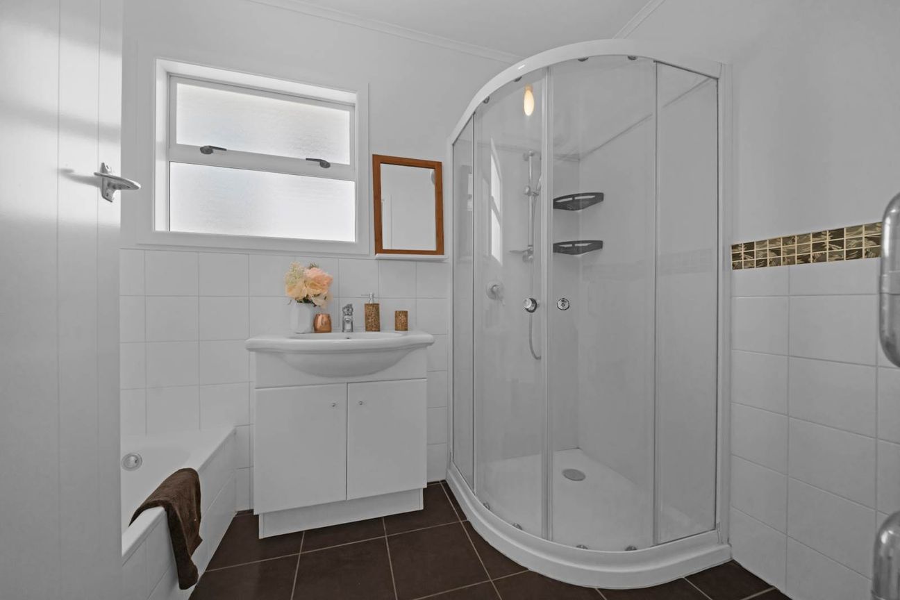 Freehold -Renovated -Near Westgate Shopping Center – další