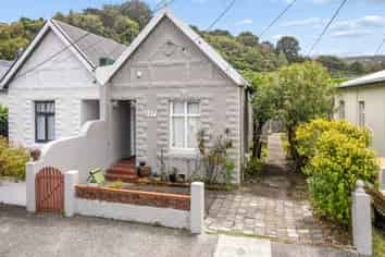 47 Riddlers Crescent, Petone