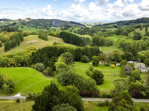 2420, 2430 and 2438 Kahuranaki Road, Elsthorpe