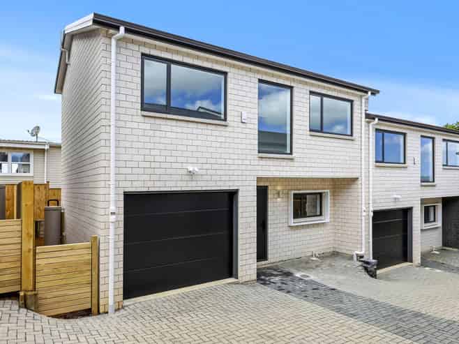 73 Royal Road, Massey