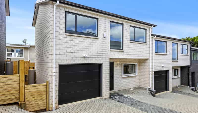 73 Royal Road, Massey