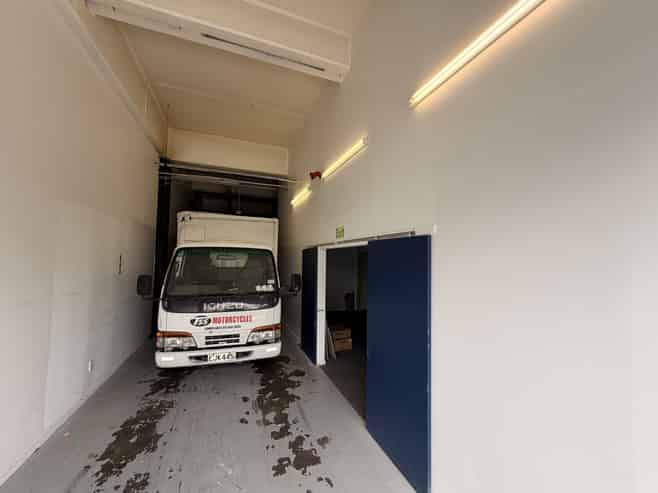 High stud warehouse with offices!