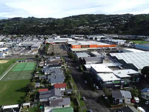 High stud warehouse with offices!