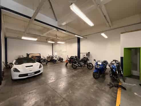 High stud warehouse with offices!