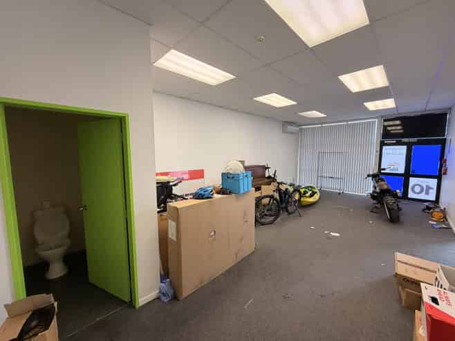 High stud warehouse with offices!