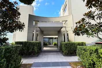 EXCELLENT EPSOM OFFICE WITH 12 PARKS
