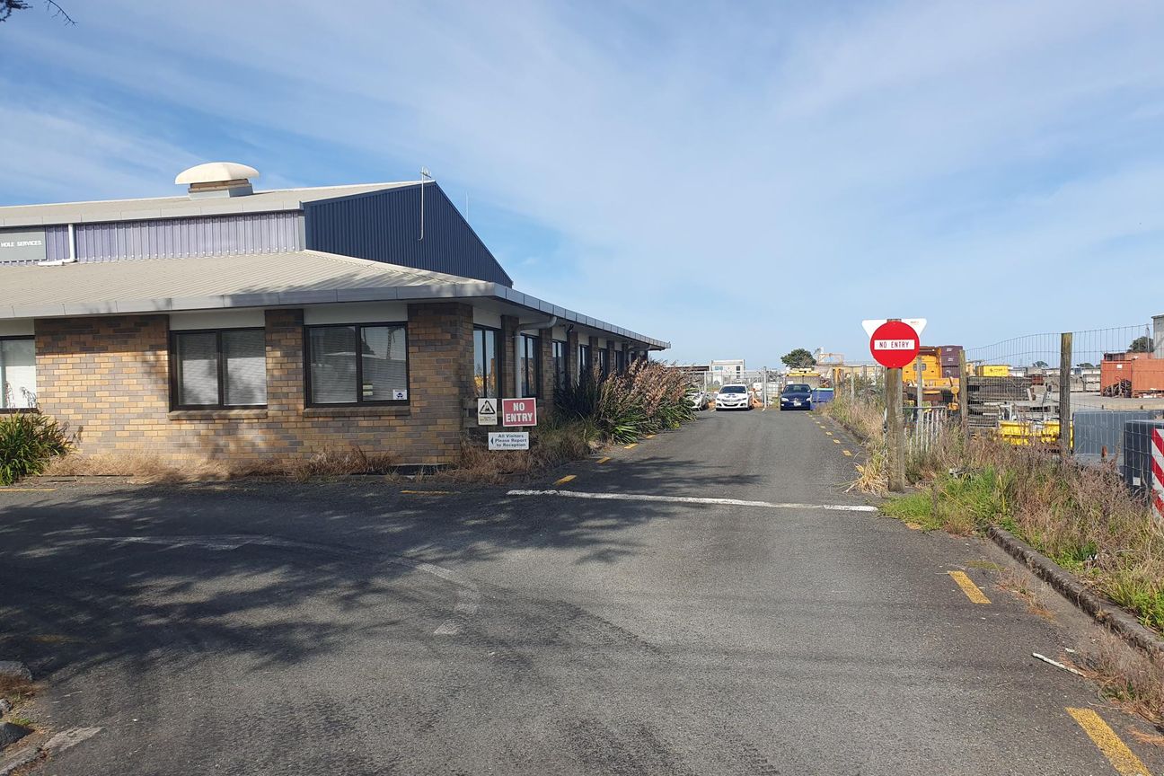 Large Yard, Warehouse, Office For Lease - Bild 2