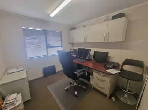 QUALITY TRADE RETAIL PREMISES - FAIRS ROAD