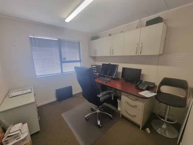 QUALITY TRADE RETAIL PREMISES - FAIRS ROAD