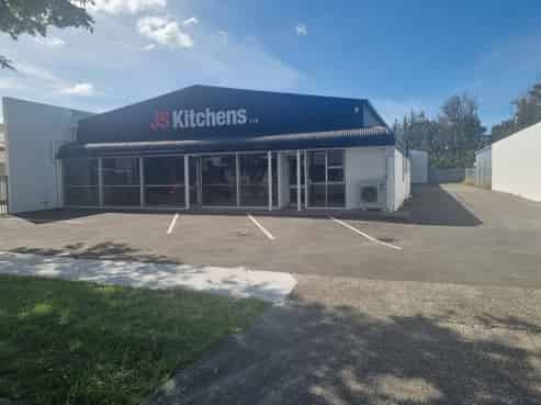 QUALITY TRADE RETAIL PREMISES - FAIRS ROAD