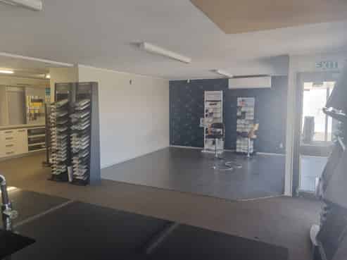 QUALITY TRADE RETAIL PREMISES - FAIRS ROAD